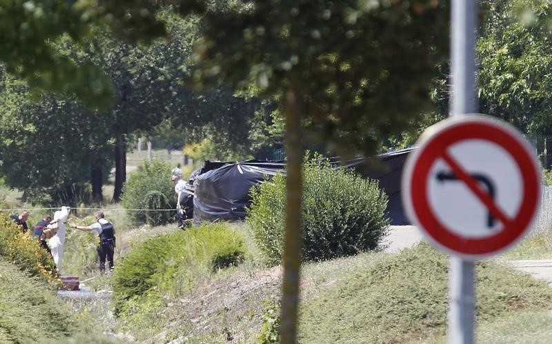 © Reuters. Investigatori al lavoro nei pressi del luogo dell'attentato