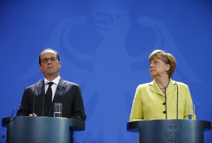 © Reuters. Chanceler alemã, Angela Merkel, e  presidente francês, François Hollande, durante encontro em Berlim