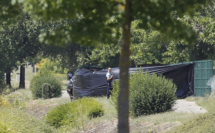 © Reuters. Militar francês do lado de fora de empresa de gás em Saint-Quentin-Fallavier