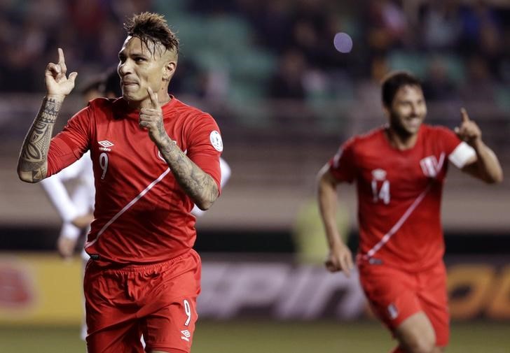 © Reuters. Peru's Guerrero celebrates with teammate Pizarro after scoring against Bolivia in their Copa America 2015 quarter-finals soccer match at Estadio Municipal Bicentenario German Becker in Temuco