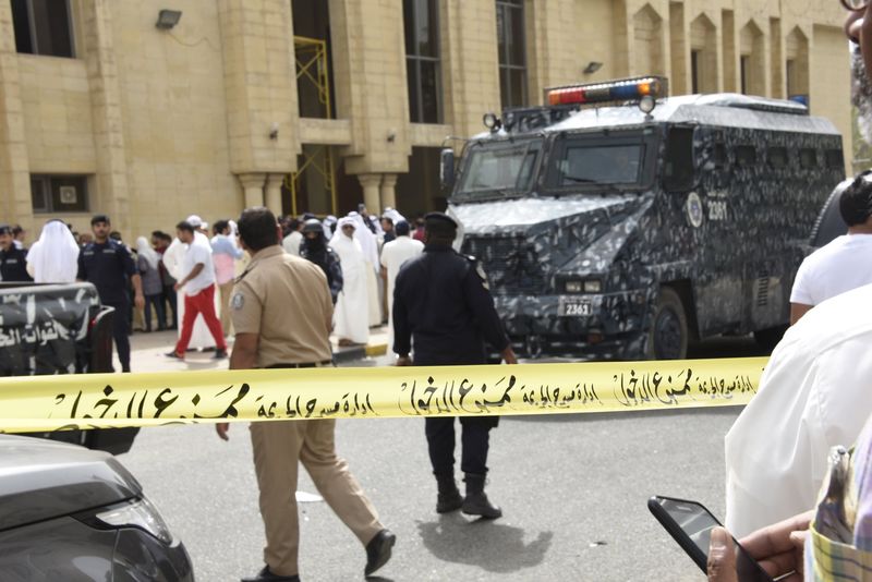 © Reuters. Polícia cerca área após explosão a uma mesquita na região de Al Sawaber, no Kuweit