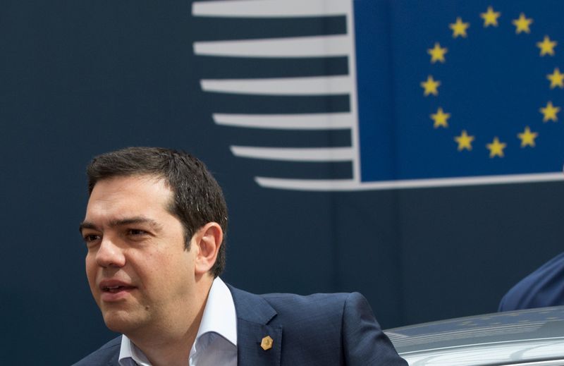 © Reuters. La Eurozona propone en un documento ayudar a Grecia prorrogando el rescate 