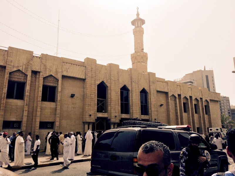 © Reuters. Un atentado suicida del Estado Islámico en una mezquita de Kuwait deja más de 10 muertos 