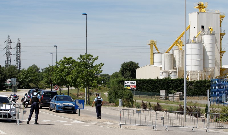 © Reuters. Policiais bloqueiam o acesso para a área industrial de Saint-Quentin-Fallavier, na França