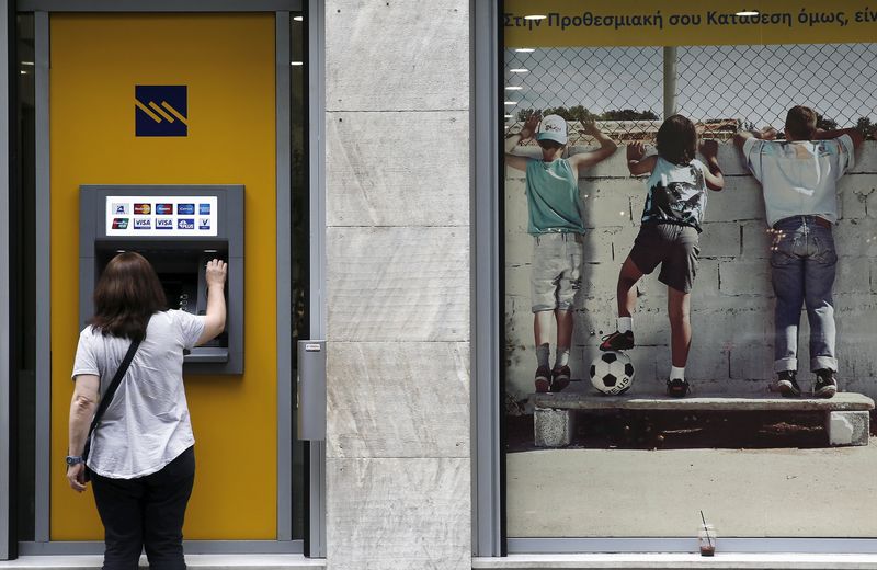 © Reuters. منطقة اليورو قد تساعد اليونان على سداد ديون إذا تم تمديد برنامج الإنقاذ