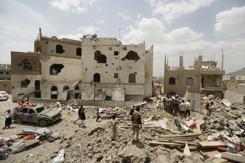 © Reuters. التحالف بقيادة السعودية يقصف اليمن وحكومة هادي ترفض إجراء محادثات جديدة