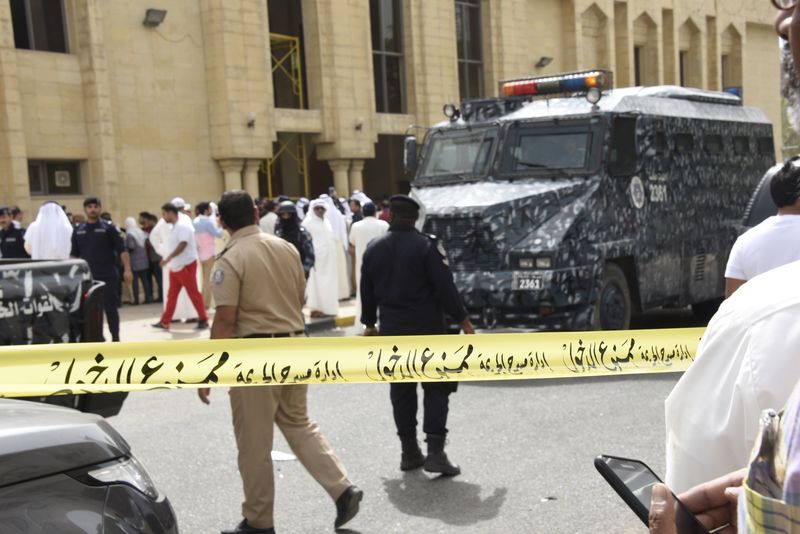© Reuters. الداخلية الكويتية: مقتل 25 وإصابة 202 في انفجار مسجد الصادق
