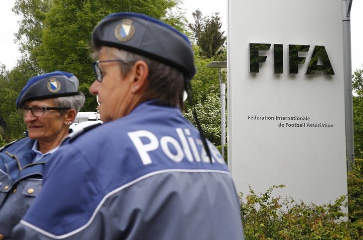 © Reuters. Polícia na frente da sede da Fifa