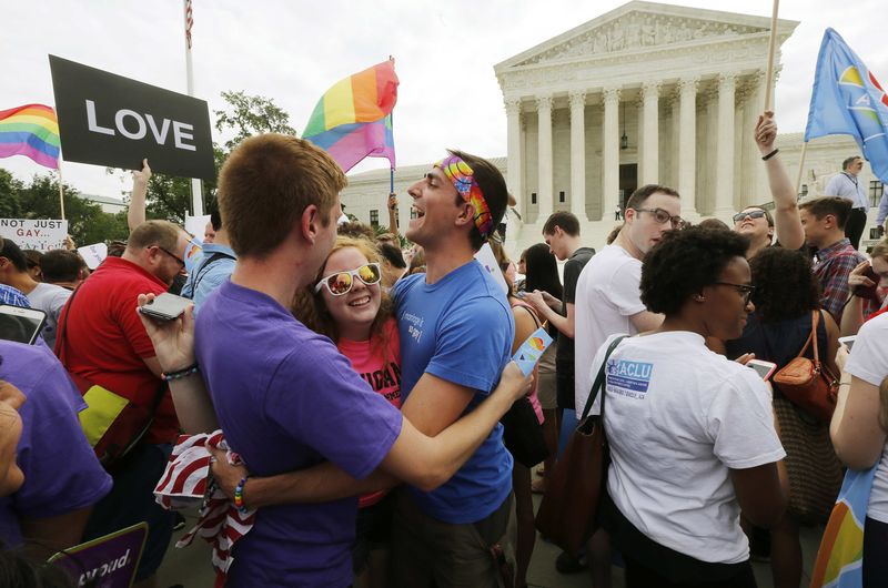 © Reuters. Apoiadores do movimento dos direitos dos gays nos EUA comemoram decisão da Suprema Corte