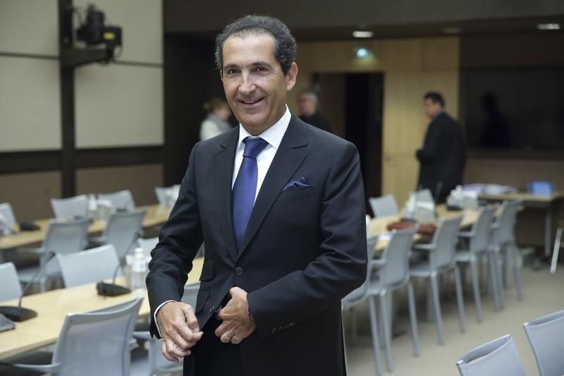 © Reuters. Patrick Drahi, Franco-Israeli businessman, Executive Chairman of cable and mobile telecoms company Altice and founder of Numericable arrives to attend a hearing at the French National Assembly in Pari