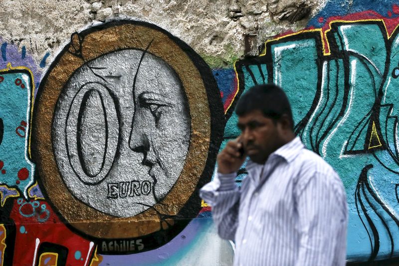 © Reuters. Los griegos se muestran enfadados pero resignados ante la perspectiva de más austeridad