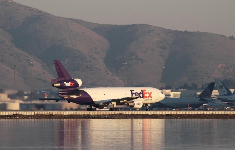 © Reuters. A FedEx Express McDonnell Douglas DC-10 takes off from San Francisco International Airport, San Francisco