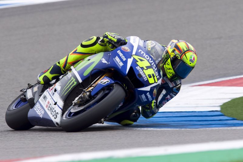 © Reuters. Rossi logra la pole en tiempo récord en Assen, seguido de Espargaró y Márquez