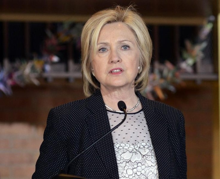 © Reuters. Democratic presidential candidate and former Secretary of State  Clinton addresses community meeting at Christ the King United Church of Christ in Florissant, Missouri 