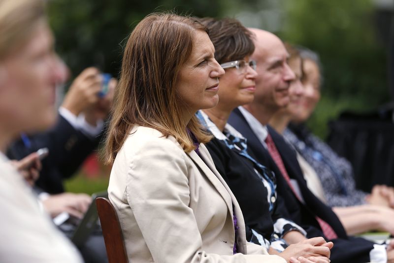 © Reuters. Burwell and Jarrett listen as Obama delivers remarks after Supreme Court ruling on "Obamacare" at the White House in Washington