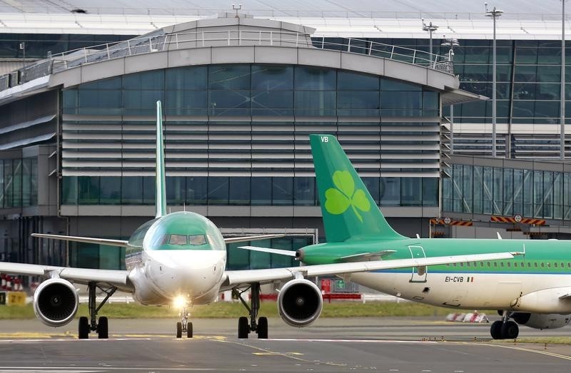 © Reuters. An Aer Lingus plane taxis before take off at Dublin airport