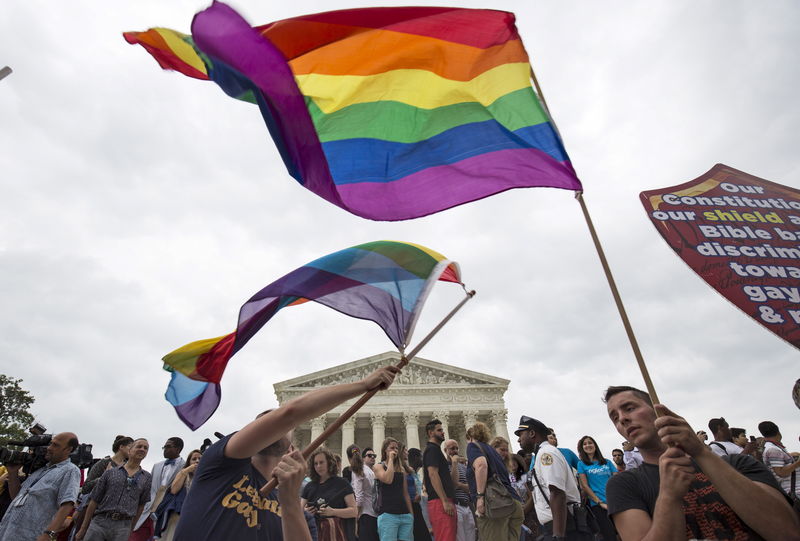 © Reuters. Pessoas comemoram aprovação do casamento gay nos EUA 