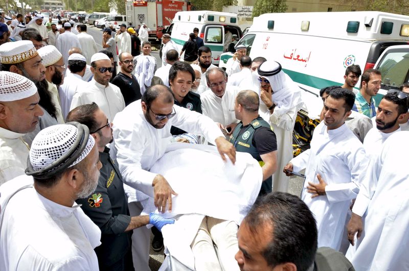 © Reuters. Paramédicos levam vítima de ataque a mesquita no Kuweit para hospital em Al Sharq