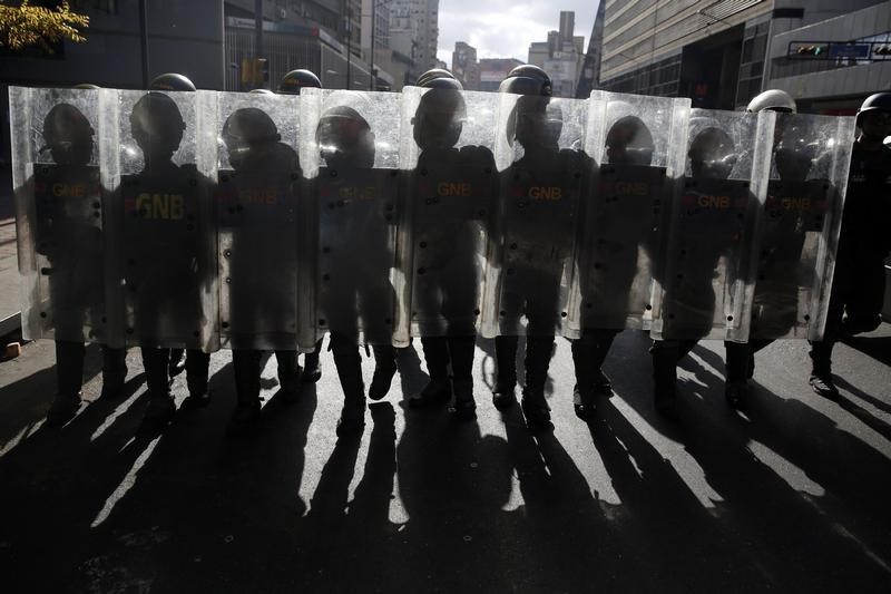 © Reuters. Tropas da Guarda Nacional durante protesto de opositores em Caracas