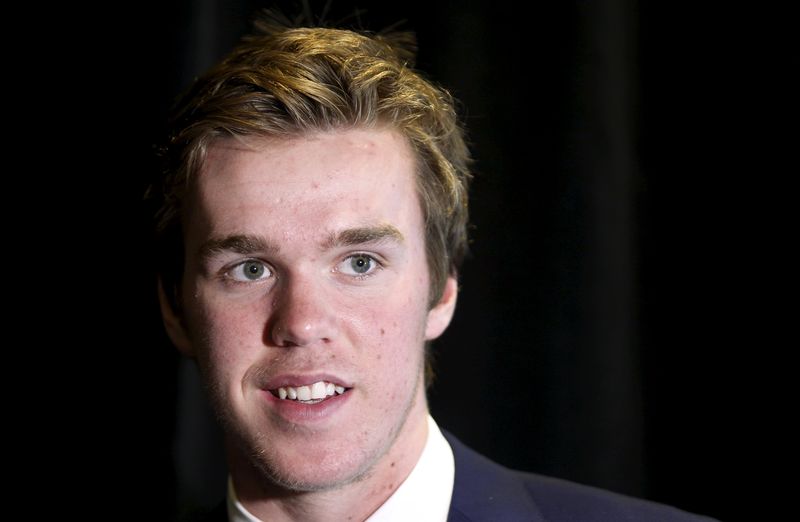 © Reuters. Erie Otters' Connor McDavid poses during a photo-op before the Canadian Hockey League awards ceremony at the Chateau Frontenac in Quebec City