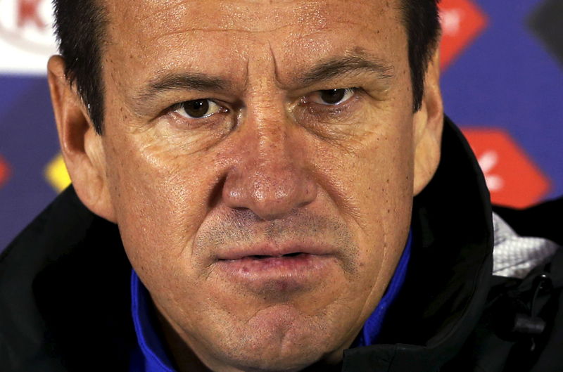 © Reuters. Dunga concede entrevista coletiva em Concepción