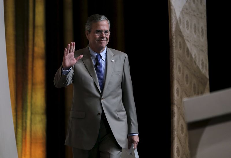 © Reuters. Republican presidential candidate Jeb Bush waves as he arrives to address a legislative luncheon held as part of the "Road to Majority" conference in Washington