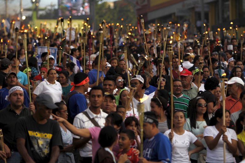 © Reuters. آلاف يتظاهرون في هندوراس للمطالبة باستقالة الرئيس