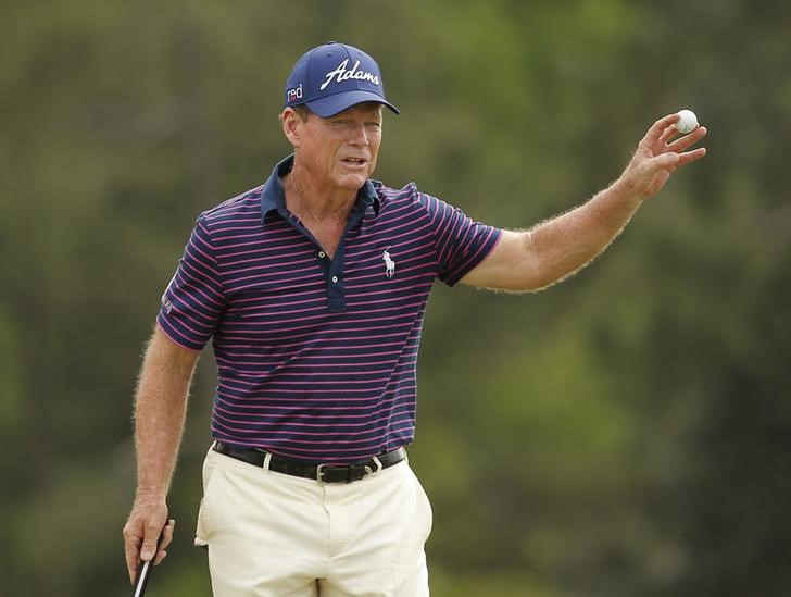 © Reuters. Tom Watson of the U.S. waves after finishing the 18th hole during second round play of the Masters golf tournament at the Augusta National Golf Course in Augusta