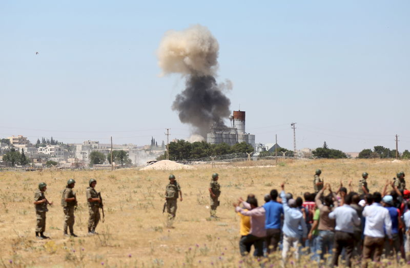 © Reuters. المرصد:الأكراد والجيش السوري يقاتلان الدولة الإسلامية في شمال شرق سوريا