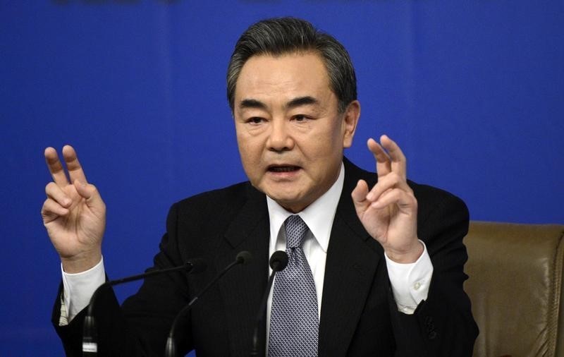 © Reuters. Chinese Foreign Minister Wang gestures as he speaks at a news conference at the annual session of the NPC in Beijing