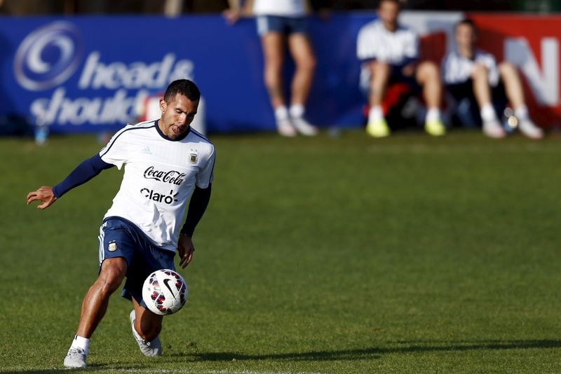 © Reuters. Argentina's Tevez controls the ball during a training session in La Serena