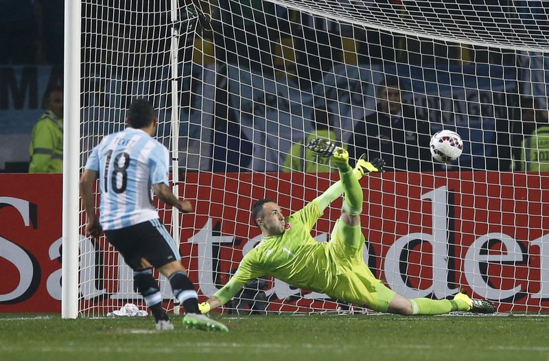 © Reuters. Argentina vence por 5-4 en penaltis a Colombia y es semifinalista en Copa América
