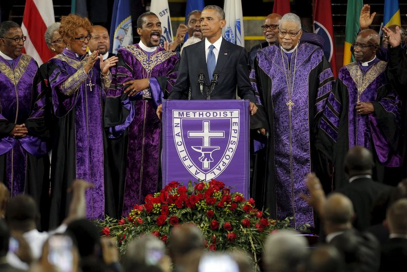 © Reuters. Obama entona himno de lucha por los derechos civiles en funeral de pastor asesinado
