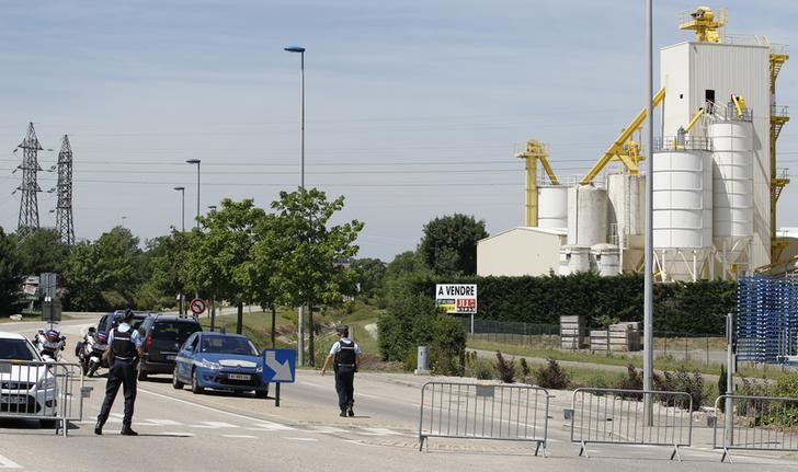 © Reuters. الشرطة الفرنسية تستجوب عاملا يشتبه بأنه قطع رأس رئيسه