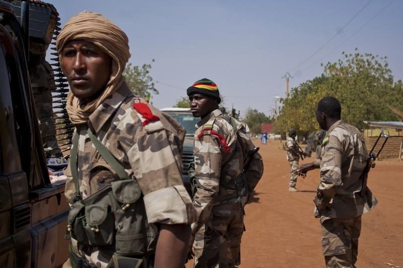 © Reuters. مسلحون يهاجمون بلدة في غرب مالي