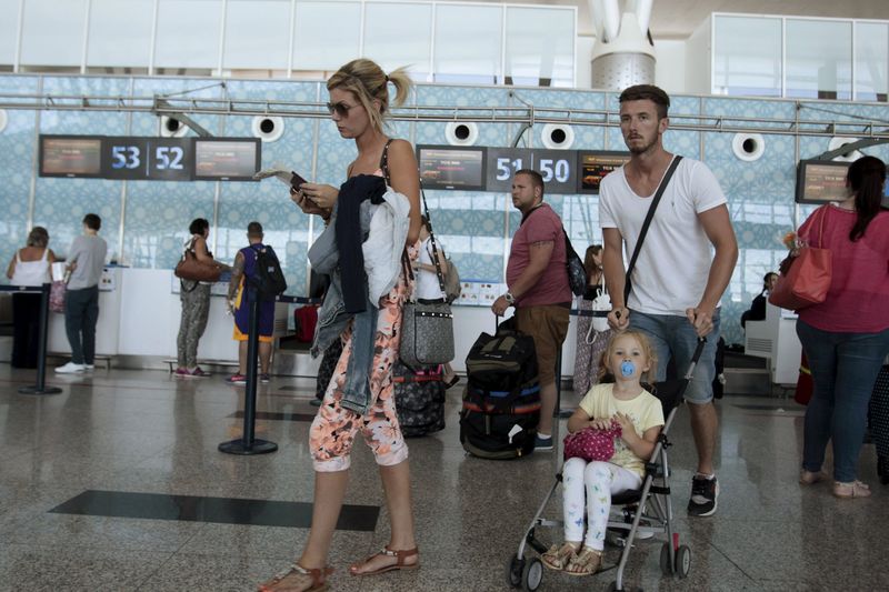 © Reuters. شركتان بريطانيتان تعيدان آلاف السائحين من تونس