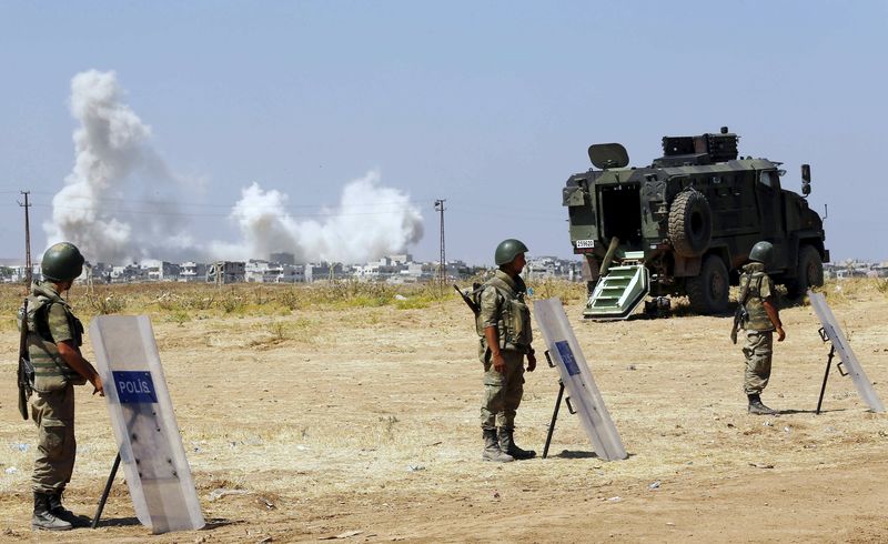© Reuters. مسؤولون:تركيا تبحث تشييد مزيد من الجدران على الحدود السورية