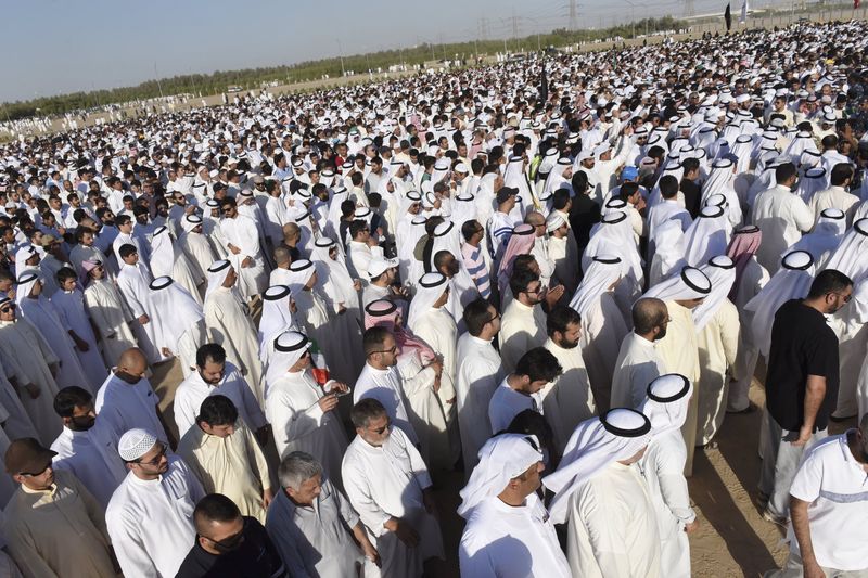 © Reuters. الكويت تشيع ضحايا تفجير المسجد الشيعي