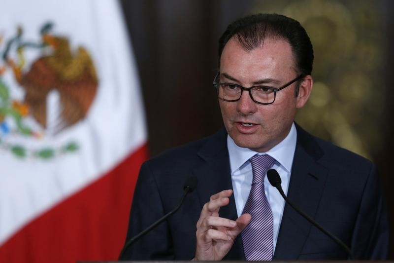 © Reuters. Mexican Finance Minister Luis Videgaray speaks  during an official ceremony at the National Palace in Mexico City