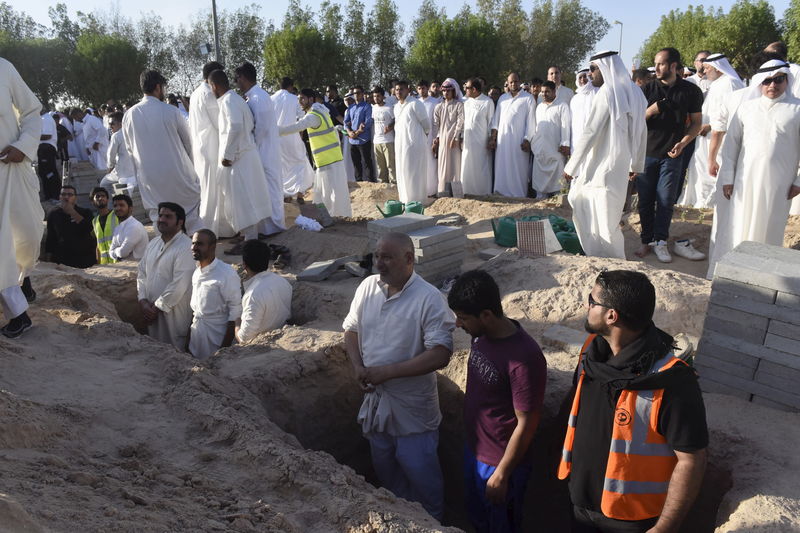 © Reuters. شيعة الكويت يدفنون ضحايا الانفجار ويلومون الطائفية