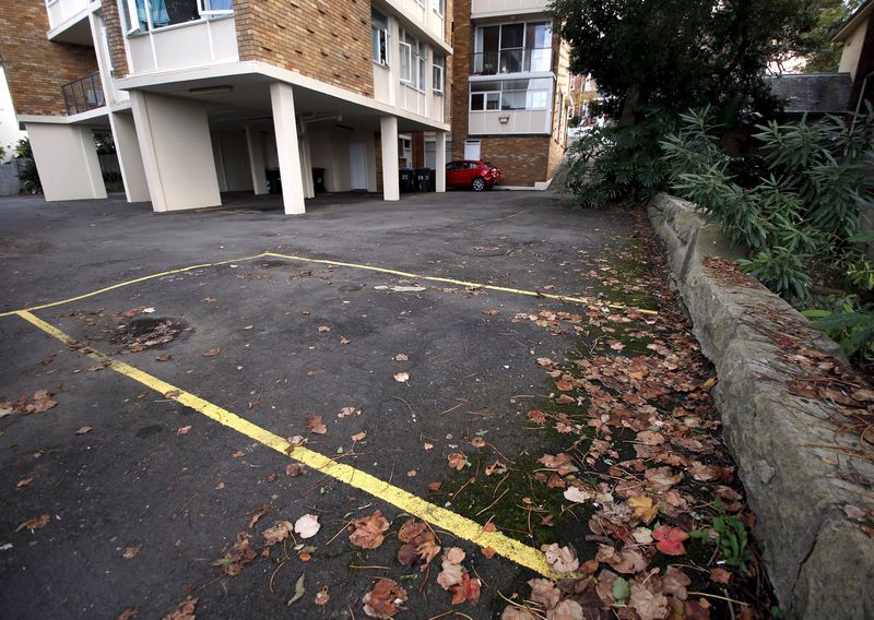 © Reuters. A car space that was sold at auction earlier this month for A$120,000 (US$92,000), can be seen in the inner-Sydney suburb of Kirribilli, Australia