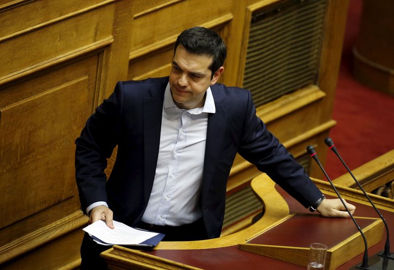 © Reuters. البرلمان اليوناني يوافق على الاستفتاء الذي اقترحه تسيبراس على خطة الانقاذ