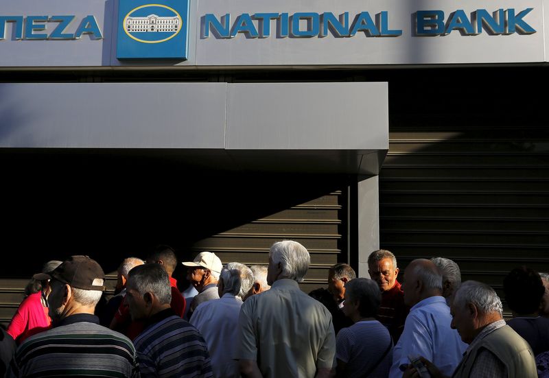 © Reuters. Aposentados e pensionistas do lado de fora de agência fechada do National Bank da Grécia, em Atenas