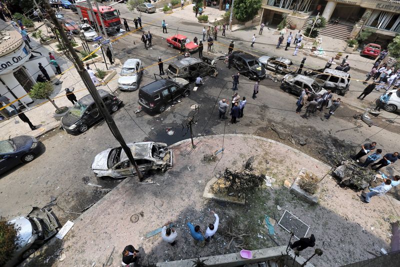 © Reuters. Local de ataque a comboio do procurador-geral do Egito no bairro de Heliópolis, no Cairo