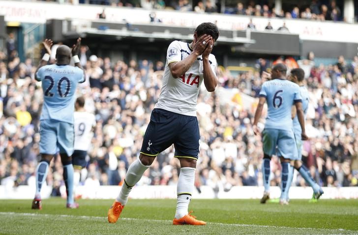 © Reuters. Paulinho em partida do Tottenham Hotspur contra Manchester City