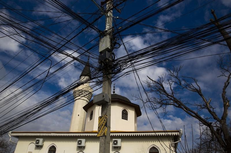© Reuters. اعلان حالة الطوارئ في القرم بعد تفجير أبراج كهرباء