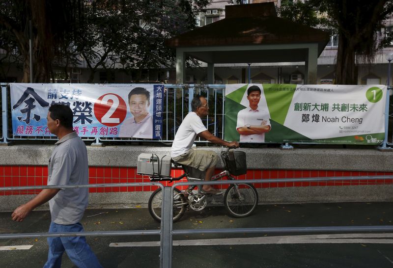 © Reuters. انطلاق انتخابات محلية في هونج كونج في اختبار لمعنويات الناخبين