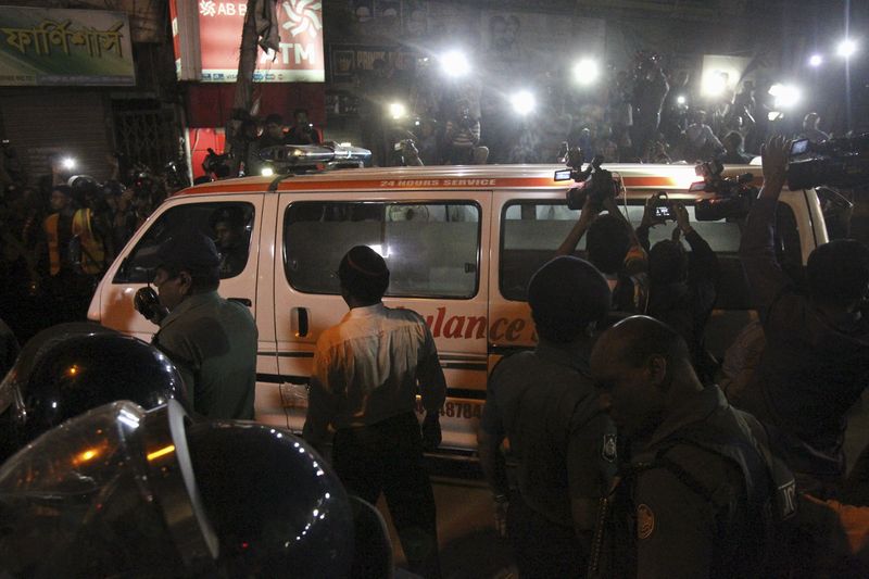 © Reuters. إطلاق النار على صحفي في بنجلادش بعد جنازة زعيم معارضة أعدم يوم الأحد