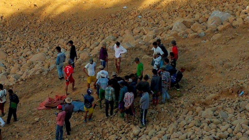 © Reuters. Rescatados casi 100 cuerpos tras un deslizamiento de tierra en una mina en Birmania
