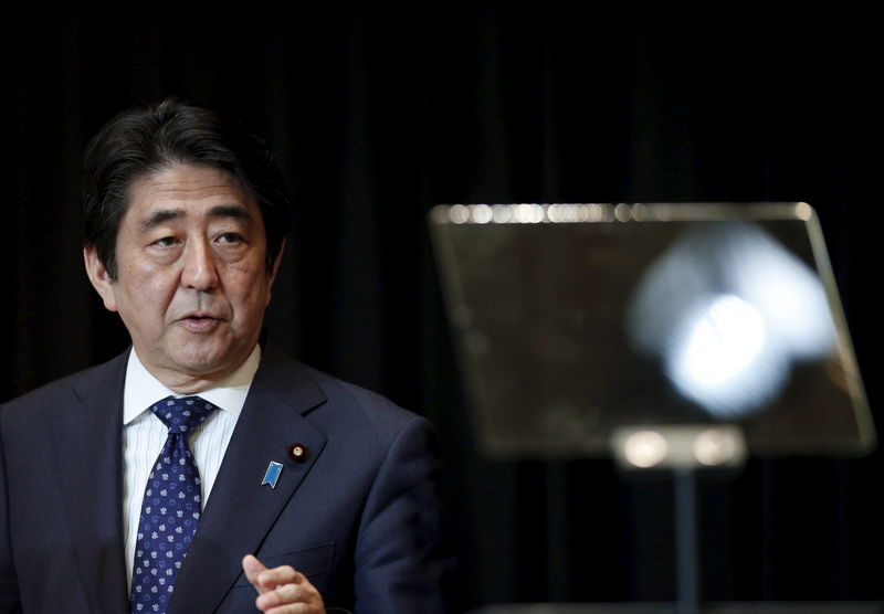 © Reuters. Japan's Prime Minister Shinzo Abe speaks at a news conference at the end of the 27th Association of Southeast Asian Nations (ASEAN) summit in Kuala Lumpur, Malaysia